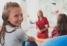 Glüchkliches Kind im Unterricht; Stichworte: Förderung, Lehrermangel, innovatives Lernen. Foto: shutterstock