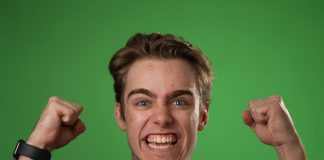 Einfach nur: Handys in Schulen verbieten = Leistungsbereitschaft im Unterricht steigern?