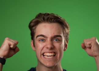 Einfach nur: Handys in Schulen verbieten = Leistungsbereitschaft im Unterricht steigern?