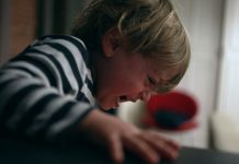 Wenn Kinder beißen, treten und schlagen: Kita-Erzieherinnen berichten immer öfter von Gewalt – auch gegen sich selbst