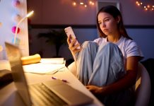 Gastbeitrag: „Soziale Medien sind kein Therapie-Ersatz“ – wie Lehrkräfte helfen können EIn Mädchen mit angezogenen Knien blickt unzufrieden auf ihr Handy.