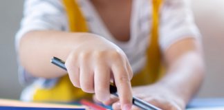 Zuhören, Stifthalten, Schneiden und Kleben: Immer mehr Schulanfänger können das nicht