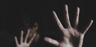 Bedroht: Lehrerin verlässt Schule nach rechtsextremem Angriff – kein Einzelfall