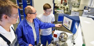 Azubi-Report: Zufriedenheit mit Berufsschulen sinkt, Klagen über Überstunden nehmen zu