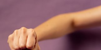 Fliegende Fäuste: Streit zwischen Müttern eskaliert vor Schule – Kind verletzt