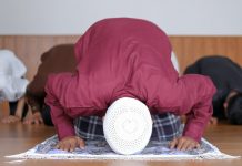 Gymnasium verbietet (muslimischen) Schülern Beten auf dem Schulgelände – verklagt