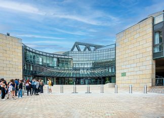 Demokratie zum Anfassen: Wenn der Landtag zum außerschulischen Lernort wird…