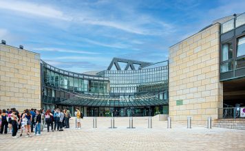 Demokratie zum Anfassen: Wenn der Landtag zum außerschulischen Lernort wird…