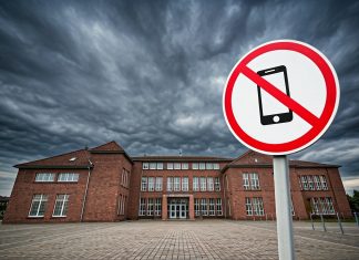 Handy-Verbot: Schulen berichten von guten Erfahrungen – US-Studie weckt Zweifel