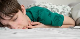 Studie: Späterer Unterrichtsbeginn verbessert Schlaf, Gesundheit und Lernleistungen von Schülern