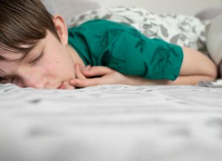 Studie: Späterer Unterrichtsbeginn verbessert Schlaf, Gesundheit und Lernleistungen von Schülern