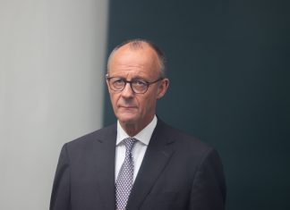 Zu schlecht: Bundeskanzler besucht seine alte Schule (und verrät Abiturnote nicht)