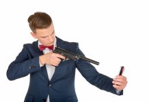 Streit um Handy-Verbot: Bildungssenatorin warnt vor “einfachen Lösungen”