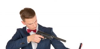 Streit um Handy-Verbot: Bildungssenatorin warnt vor “einfachen Lösungen”