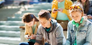 Handyverbot an Schulen: Hessen greift durch, Rheinland-Pfalz sieht Bildungschance