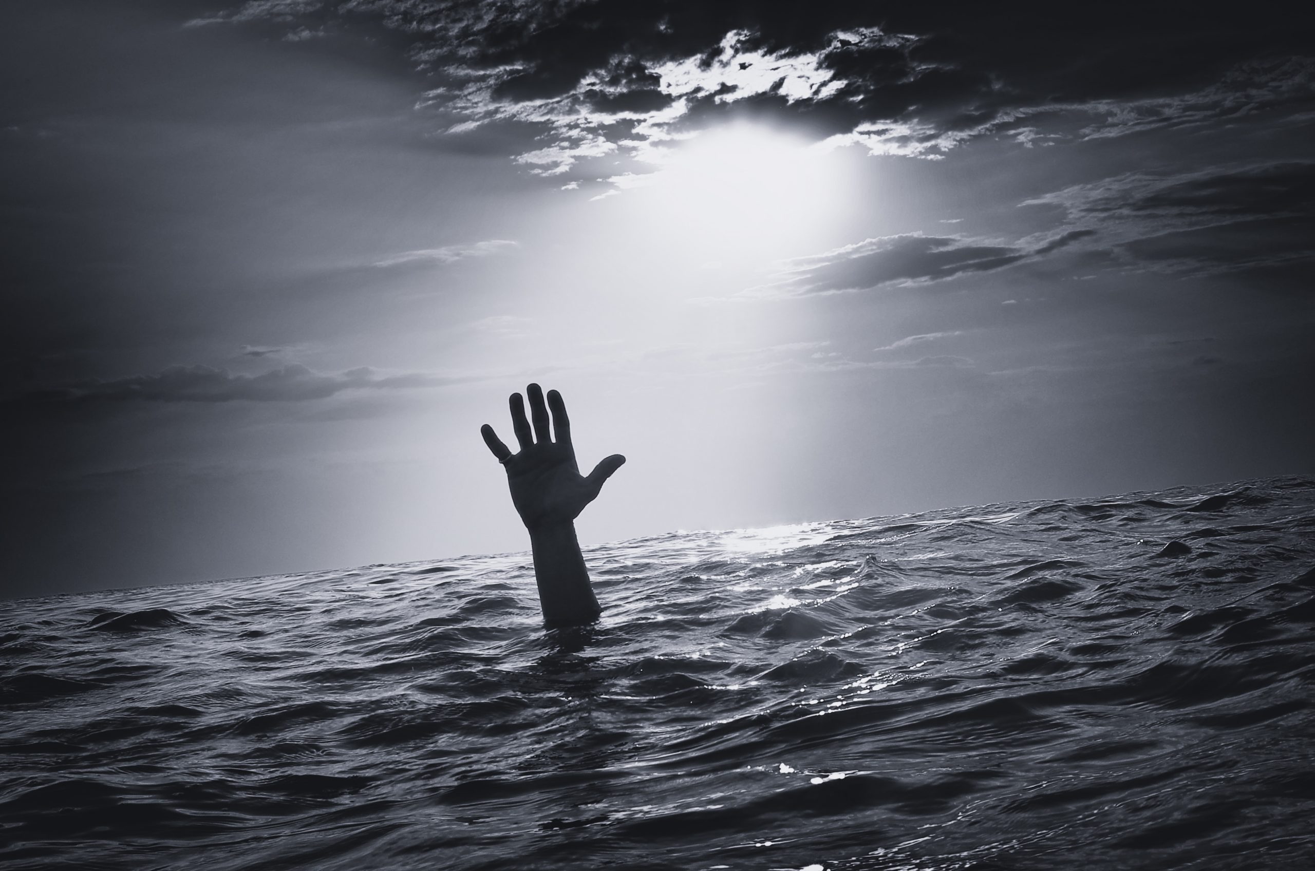 Забыть утонуть. Тонущий человек. Человек тонет в воде. Вода в руках. Фото тонущего человека.