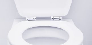 Über Jahrzehnte verrottet: Stadt saniert Schulklos (schafft aber nur einen Bruchteil)