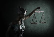 Lehrer missbraucht 13-Jährige; um Hilfe gebetener Vertrauenslehrer fordert Nacktbilder von ihr