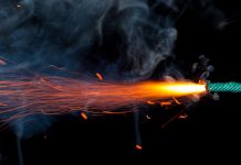 Böller in Schultoilette gezündet: Alarm, Rauch, Verletzte, Polizei-Großeinsatz