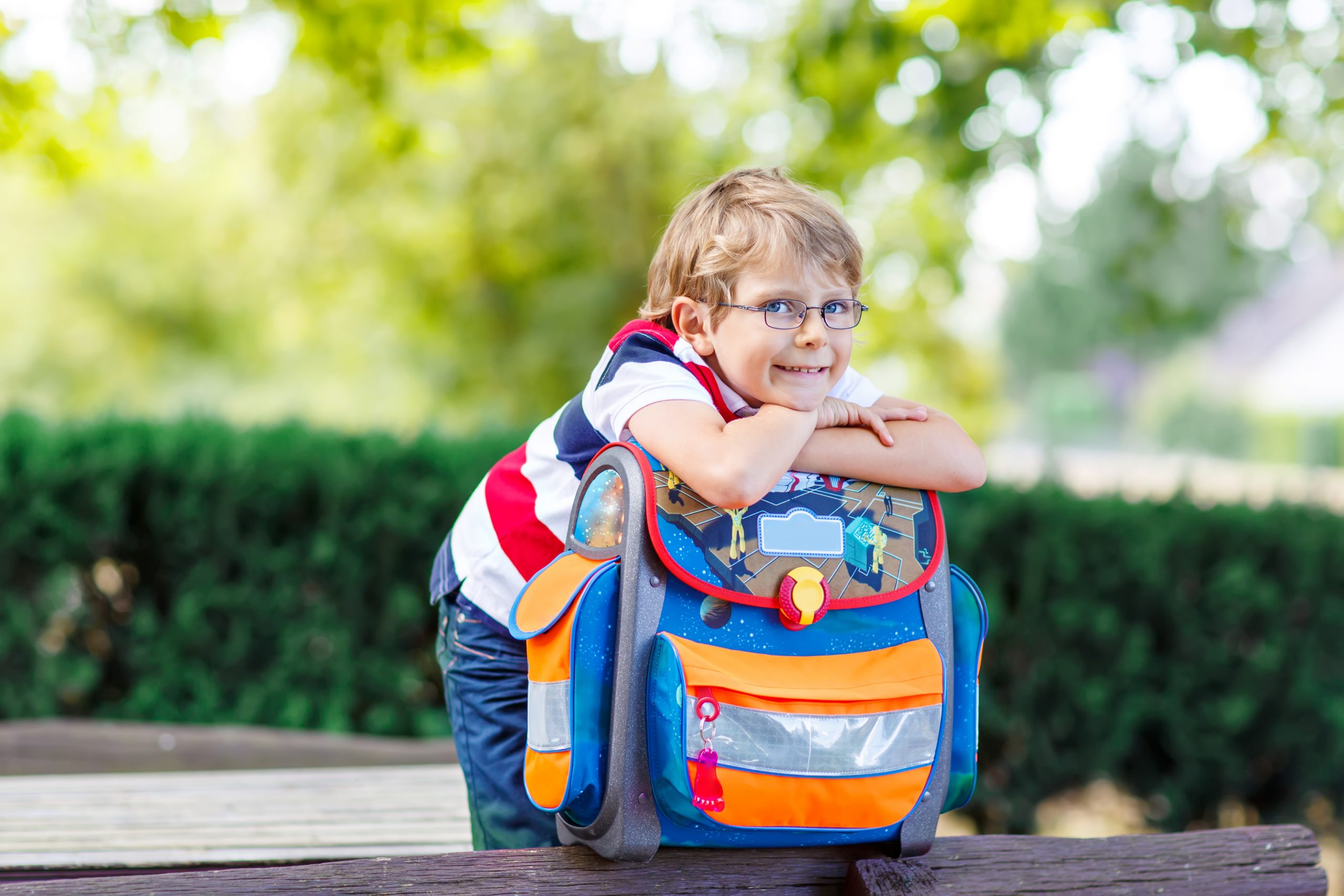 Лето перед школой. Рюкзак для детей. Ребенок с портфелем. Портфель первоклассника. Рюкзак для первоклассника.