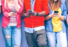 Die "Generation Kopf unten" kommuniziert gerne via Smartphone - kann aber auch anders. Foto: Shutterstock