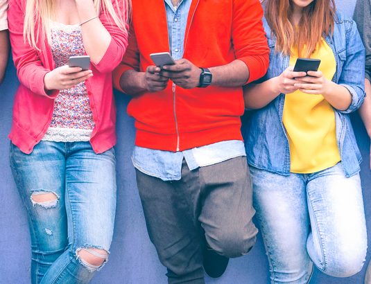 Die "Generation Kopf unten" kommuniziert gerne via Smartphone - kann aber auch anders. Foto: Shutterstock