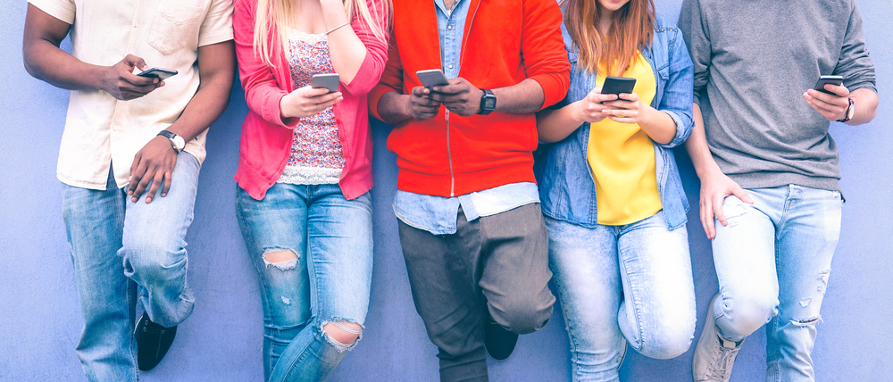 Die "Generation Kopf unten" kommuniziert gerne via Smartphone - kann aber auch anders. Foto: Shutterstock