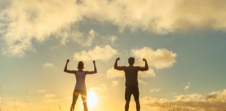 Mann und Frau, vor Sonnenaufgang, Kraftpose