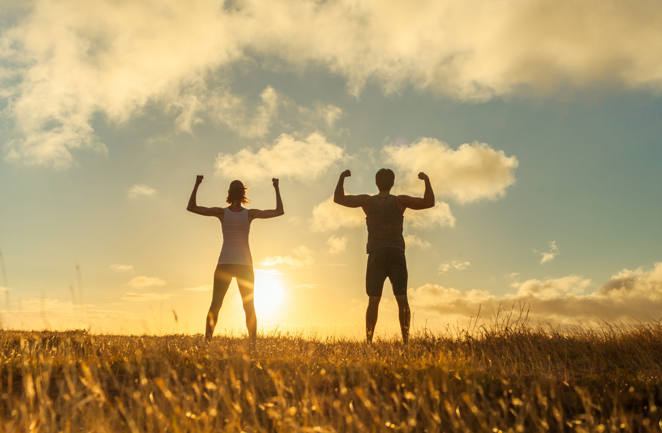Mann und Frau, vor Sonnenaufgang, Kraftpose