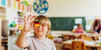 75 Jahre Grundgesetz: Was Lehrkräfte fordern, um Demokratiebildung in Schulen vernünftig vermitteln zu können