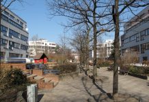 Neukölls Bezirksbürgermeister will Kita-Pflicht In Gegenden wie der Berliner Rollbergsiedlung könnten letztendlich nur öffentliche Bildungseinrichtungen für gleiche Startchancen in das reale Leben sorgen, meint Neuköllns Bezirksbürgermeister Hikel (SPD).