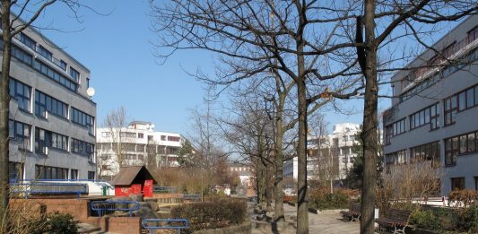 In Gegenden wie der Berliner Rollbergsiedlung könnten letztendlich nur öffentliche Bildungseinrichtungen für gleiche Startchancen in das reale Leben sorgen, meint Neuköllns Bezirksbürgermeister Hikel (SPD).