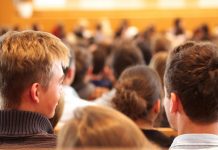 Umfrage: Berufsorientierung an Schulen führt oft an die Uni blick nach vorne aus Sicht sitzender Teilnehmer:innen in einer Veranstaltungn