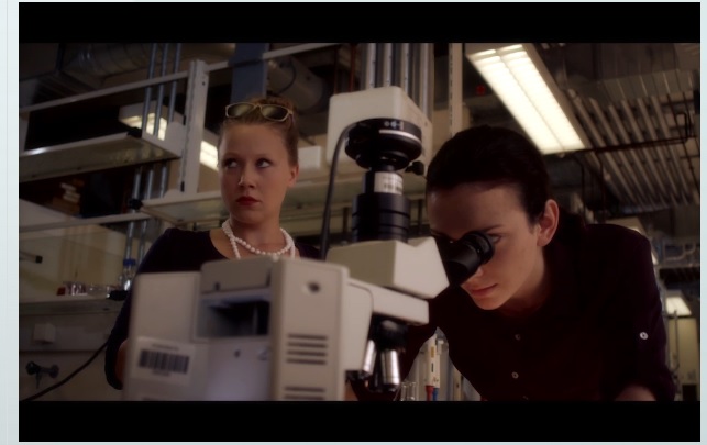 Szene aus dem Trailer zur Serie, in der Mädchen darum kämpfen, Wissenschaftlerinnen zu werden. (Bild: Screenshot http://www.sturm-des-wissens.de/gucken/trailer/)