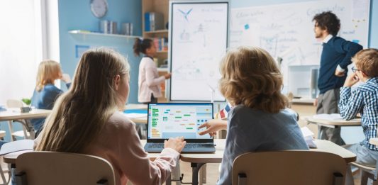 KI als Motor der digitalen Transformation – Vom analogen Unterricht zu digitalen Lernprozessen: So gelingt der Wandel an jeder Schule