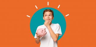 Junge mit Sparschwein